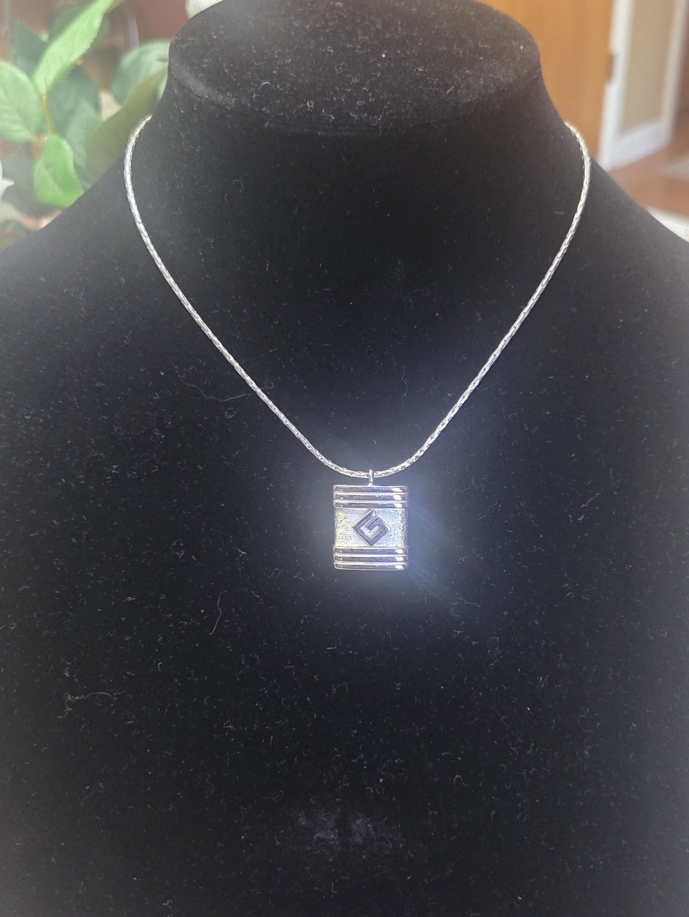 1980, Givenchy Silver Tone Necklace  in Exelent Condition.
